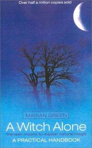 A Witch Alone: Thirteen moons to master natural magic Green, Marian