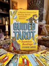 Guided Tarot: A Beginner's Guide to Card Meanings, Spreads, and Intuitive Exercises for Seamless Readings Caponi, Stefanie — photo 1