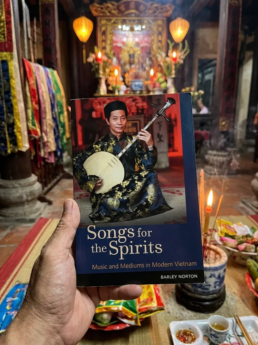 Songs for the Spirits: Music and Mediums in Modern Vietnam [With DVD] — photo 2
