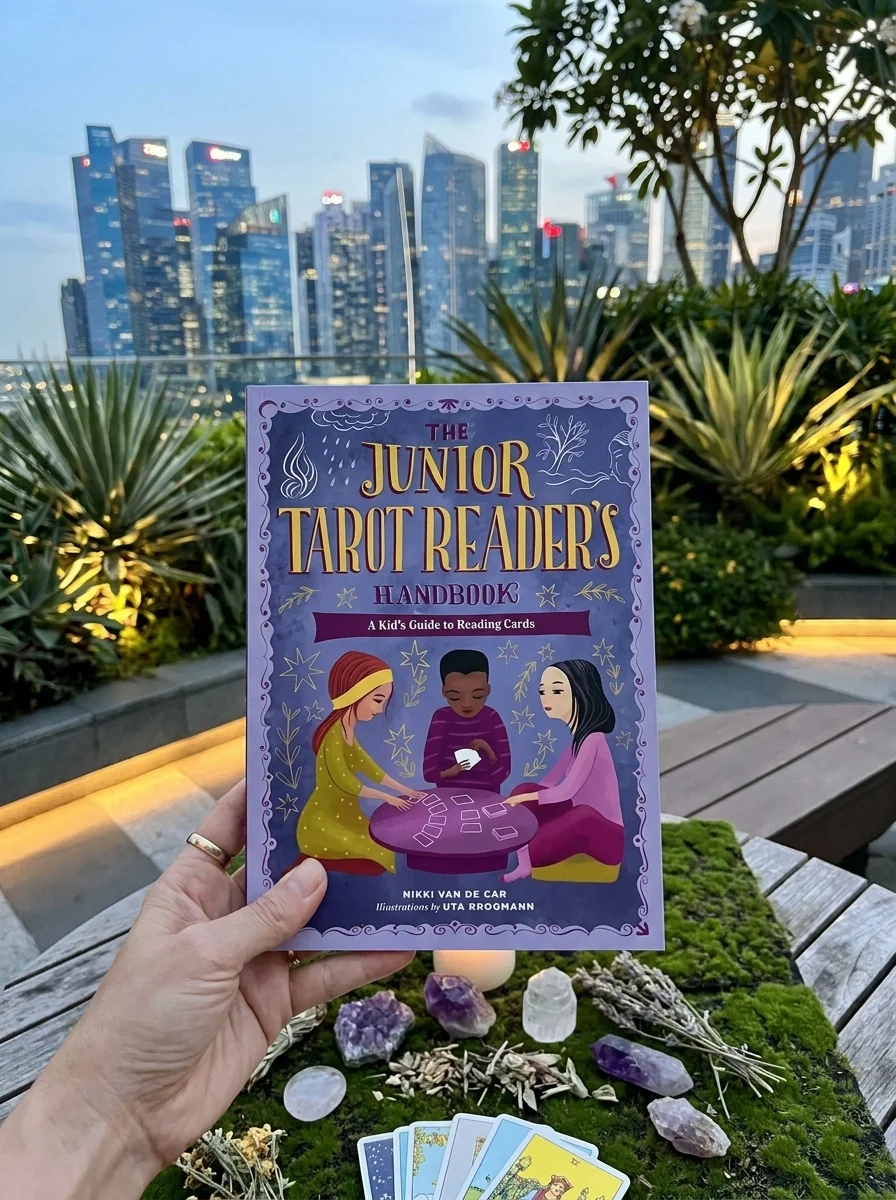 The Junior Tarot Reader's Handbook: A Kid's Guide to Reading Cards Van De Car, Nikki — photo 2