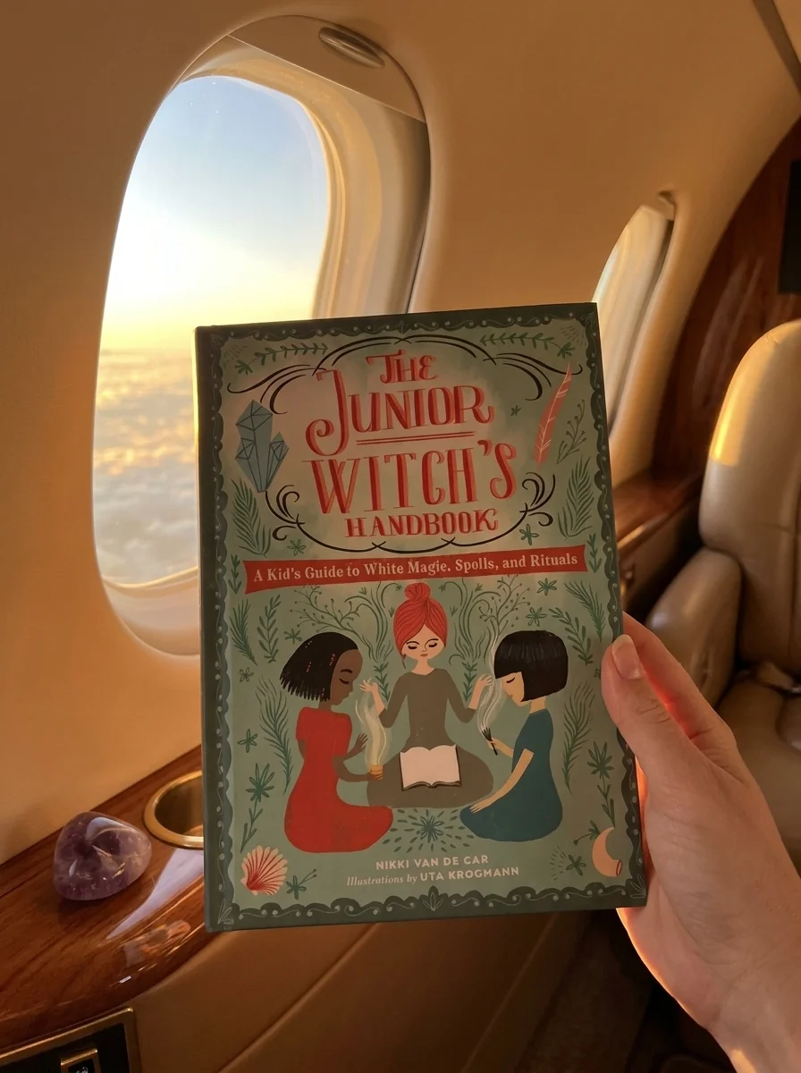 The Junior Witch's Handbook: A Kid's Guide to White Magic, Spells, and Rituals Van De Car, Nikki — photo 2