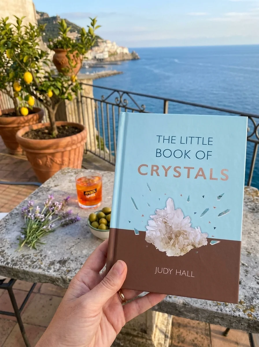 The Little Book of Crystals: Crystals to Attract Love, Wellbeing and Spiritual Harmony Into Your Life Hall, Judy — photo 2