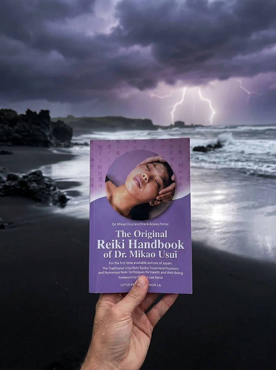 The Original Reiki Handbook of Dr. Mikao Usui: The Traditional Usui Reiki Ryoho Treatment Positions and Numerous Reiki Techniques for Health and Well-Bein — photo 2