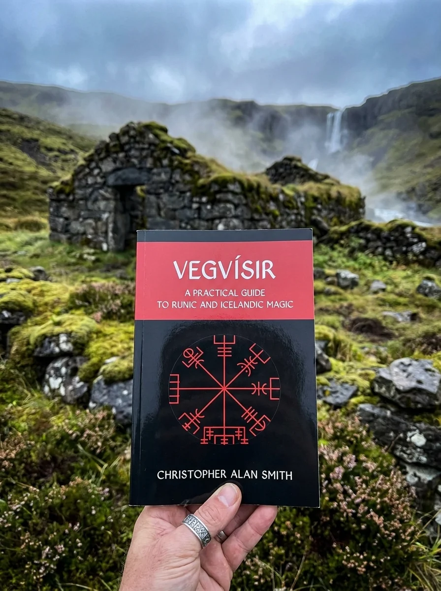 Vegvisir: A Practical Guide to Runic and Icelandic Magic — photo 2